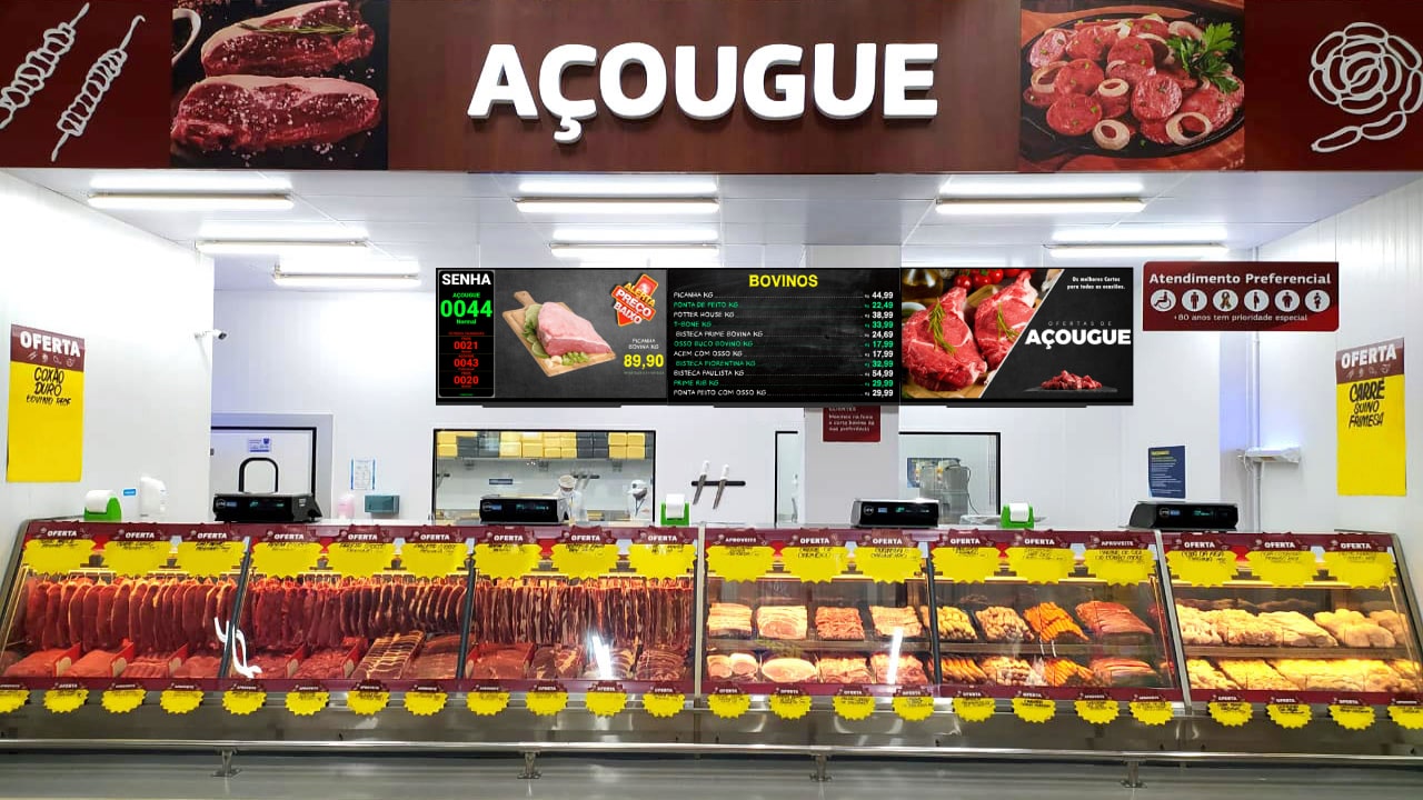 Painel digital para açougue exibindo tabela de preços e ofertas de carne