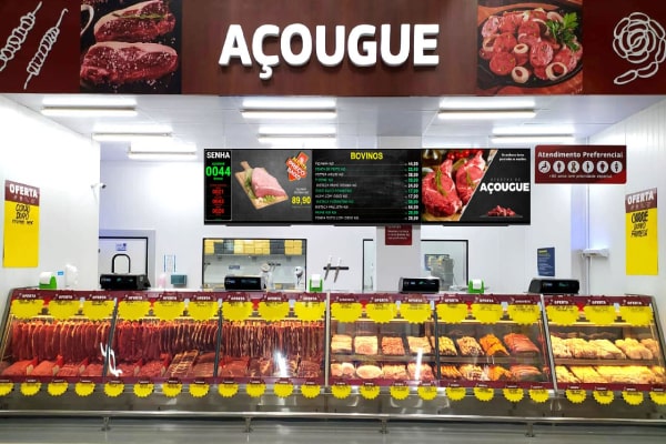 Painel digital para açougue com tabela de preços e gestão de filas