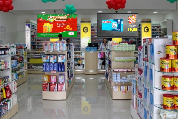 Painel digital com ofertas em farmácia